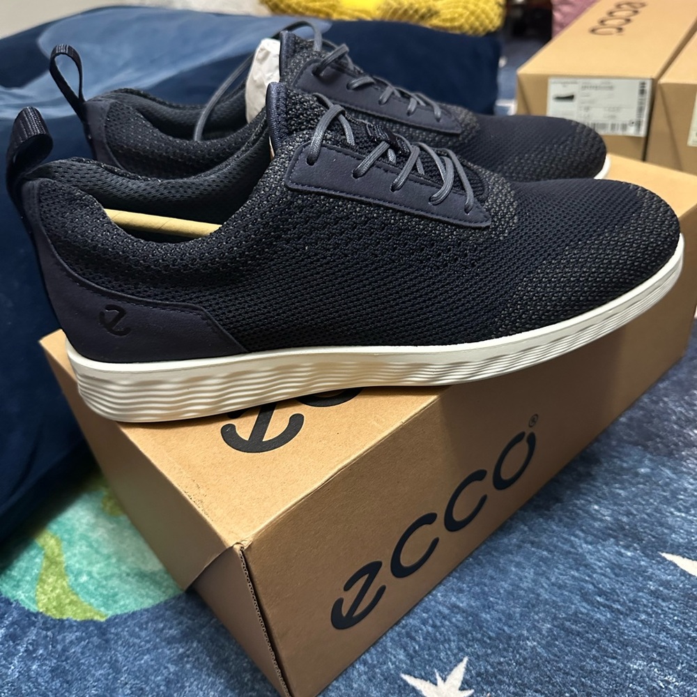 ECCO Men's Dark Blue Sneakers 6.5